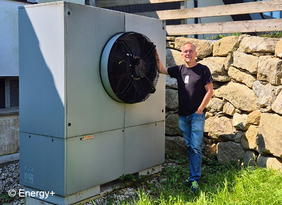Mann mit Wärmepumpe