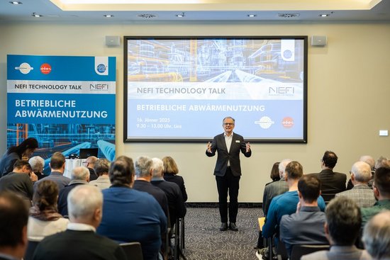 Seminarraum mit Referent und TeilnehmerInnen beim NEFI Technology Talk Betriebliche Abwärme