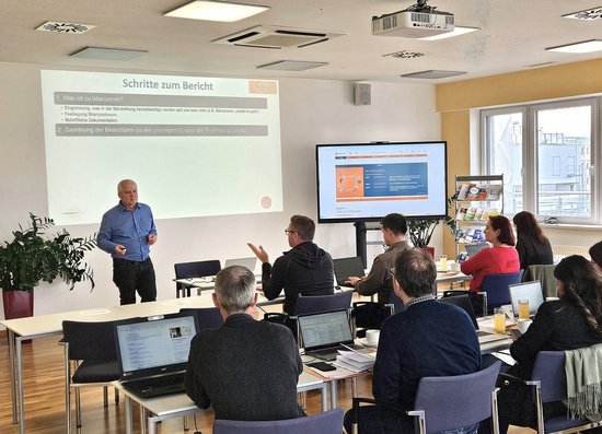 Seminarraum mit TeilnehmerInnen und Referenten beim Trainingsseminar Energie- und Klimabilanzen für die Nachhaltigkeitsberichterstattung