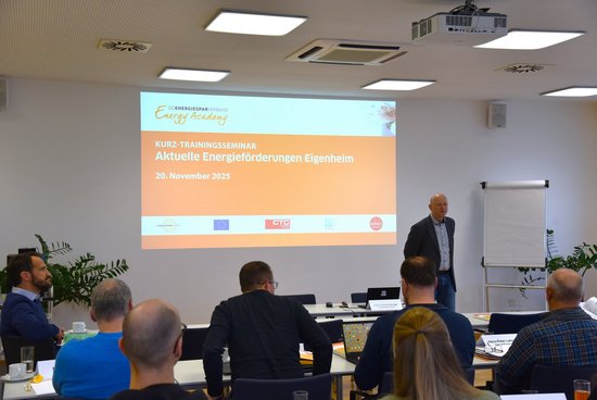 Seminarraum mit Referent und TeilnehmerInnen beim Trainingsseminar Aktuelle Energieförderungen Eigenheim