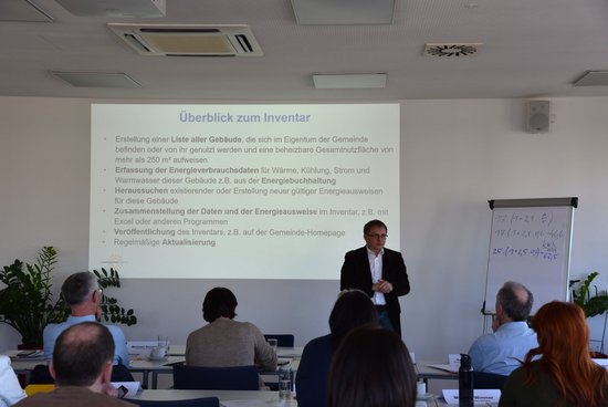 Seminarraum mit Referent und TeilnehmerInnen beim Trainingsseminar Inventar und Sanierungspflicht für Gemeinden