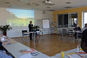 Seminarraum mit Referentin und TeilnehmerInnen