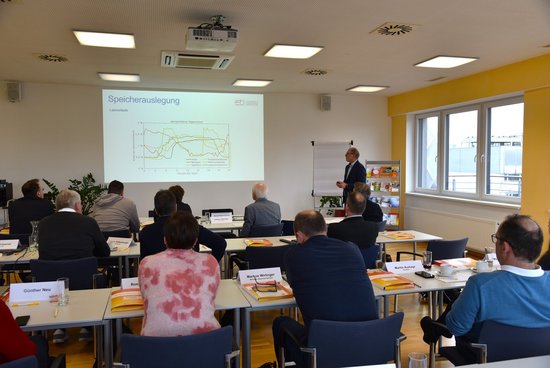 Seminarraum mit Referent und TeilnehmerInnen beim Trainingsseminar PV, E-Auto, Speicher & Co für Baufachleute