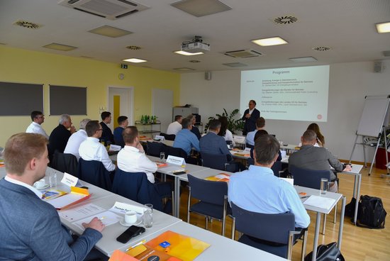 Seminarraum mit Referent und TeilnehmerInnen beim Trainingsseminar Bankenseminar: Energieförderungen für Betriebe