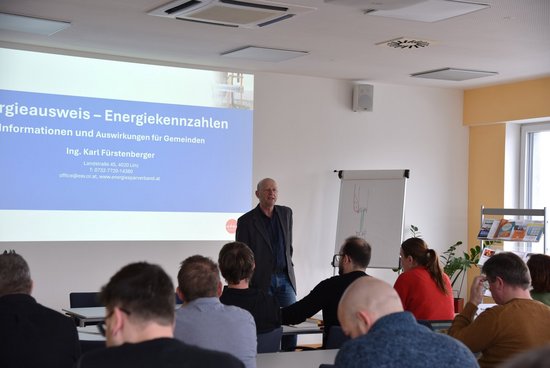 Seminarraum mit Referent und TeilnehmerInnen beim Lehrgang Gemeinde Energiebeauftragte