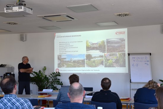 Seminarraum mit Referent und TeilnehmerInnen beim Trainingsseminar Dach- und Fassadenbegrünung