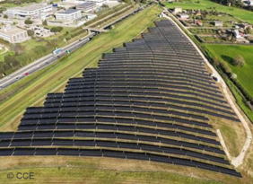 Luftaufnahme vom Solarpark mit 4,6 MWp-Anlage in Italien