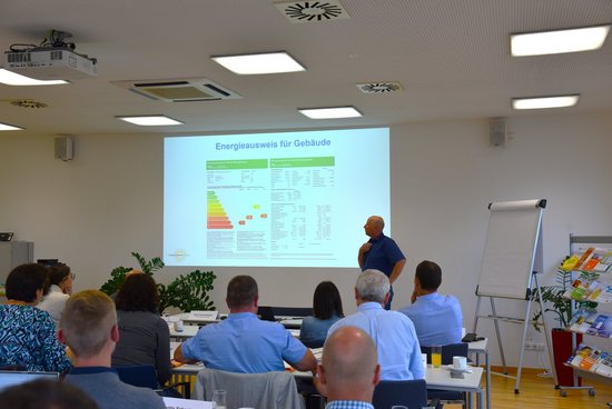 Seminarraum mit Referent und TeilnehmerInnen beim Trainingsseminar Inventar und Sanierungspflicht für Gemeinden