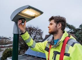 Arbeiter montiert neue LED-Leuchten von eww Anlagentechnnik