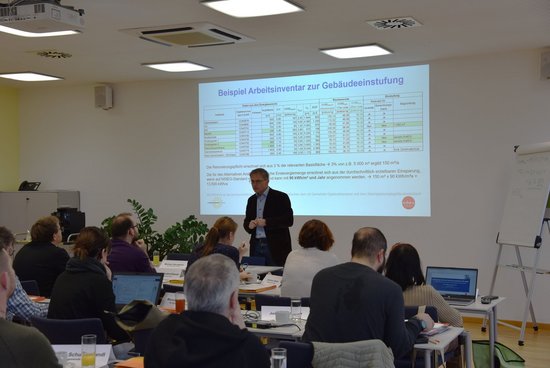 Seminarraum mit Referent und TeilnehmerInnen beim Lehrgang Gemeinde Energiebeauftragte