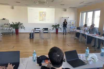 TeilnehmerInnen und Referentin im Seminarraum