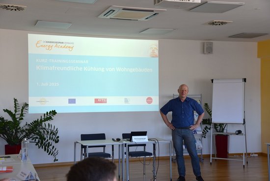 Seminarraum mit Referent und TeilnehmerInnen beim Trainingsseminar Klimafreundliche Kühlung von Wohngebäuden