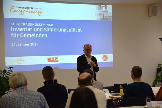 Seminarraum mit Referent und TeilnehmerInnen beim Trainingsseminar Inventar und Sanierungspflicht für Gemeinden