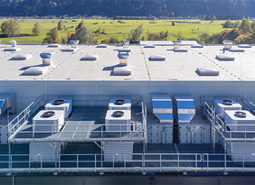 Gesamtsystem von Kühlung, Heizung, Luftreinigung und Energieeffizienz auf einem Dach