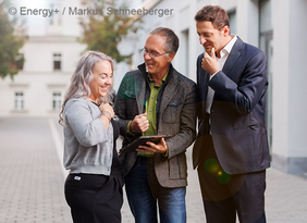 Zwei Menschen werden von einem Berater beraten