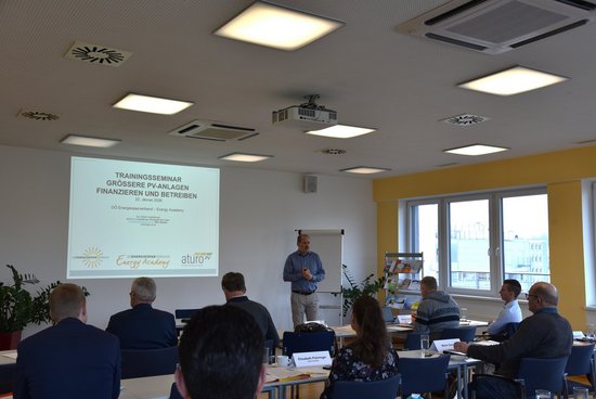 Seminarraum mit Referent und TeilnehmerInnen beim Trainingsseminar Größere PV-Anlagen 