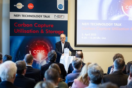 Seminarraum mit Referent und TeilnehmerInnen beim NEFI Technology Talk Carbon Capture Utilisation & Storage