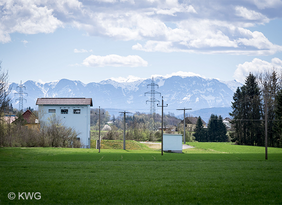 Landschaft mit Berge, Wald und Stromnetz
