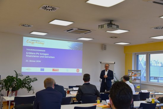 Seminarraum mit Referent und TeilnehmerInnen beim Trainingsseminar Größere PV-Anlagen 