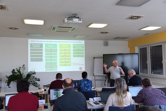 Seminarraum mit Referent und TeilnehmerInnen beim Trainingsseminar Energie- und Klimabilanzen für die Nachhaltigkeitsberichterstattung