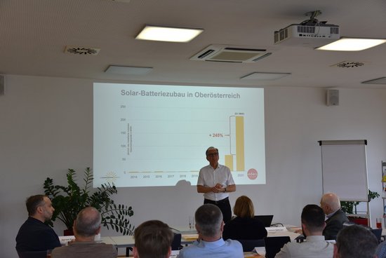 Seminarraum mit Referent und TeilnehmerInnen beim Trainingsseminar EAG - das Ökostrom-Fördersystem