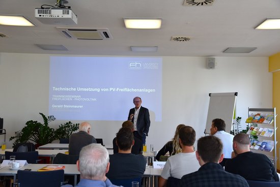 Seminarraum mit Referent und TeilnehmerInnen beim Trainingsseminar Freiflächen-Photovoltaik