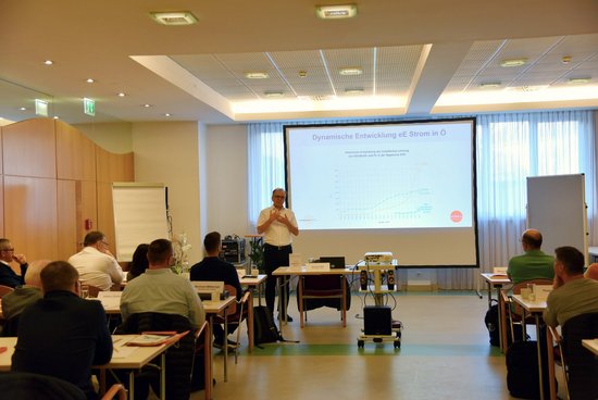 Seminarraum mit Referent und TeilnehmerInnen beim Trainingsseminar Größere PV-Anlagen finanzieren und betreiben