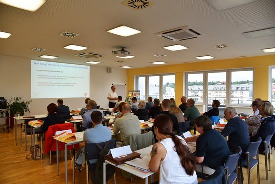 Seminarraum mit Referent und TeilnehmerInnen