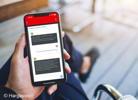 Hand hält Smartphone