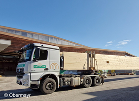 LKW mit Brettschichtholztragekonstruktion