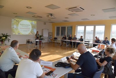 TeilnehmerInnen und Referentin im Seminarraum