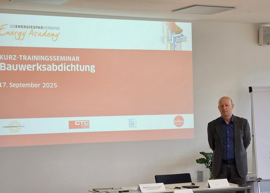 Seminarraum mit Referent und TeilnehmerInnen beim Trainingsseminar Bauwerksabdichtung