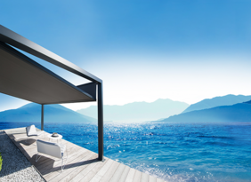 Sonnenschutz auf einem Steg mit einem See und Berge als Hintergrund