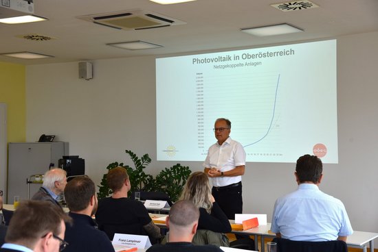 Seminarraum mit Referent und TeilnehmerInnen beim Trainingsseminar Freiflächen-Photovoltaik