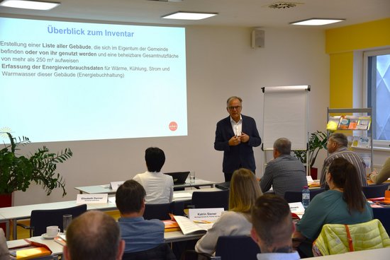 Seminarraum mit Referent und TeilnehmerInnen beim Trainingsseminar Inventar und Sanierungspflicht für Gemeinden