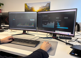 Energiemanagementsystem wird auf 2 Bildschirmen auf einem Arbeitsplatz angezeigt