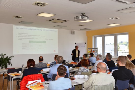 Seminarraum mit Referent und TeilnehmerInnen