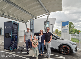 Ladestation mit 4 Personen und Auto