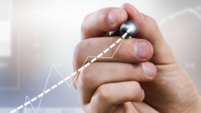 Hand mit Stift zieht eine Linie