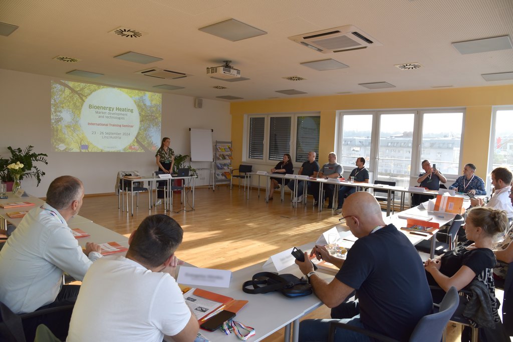 TeilnehmerInnen und Referentin im Seminarraum