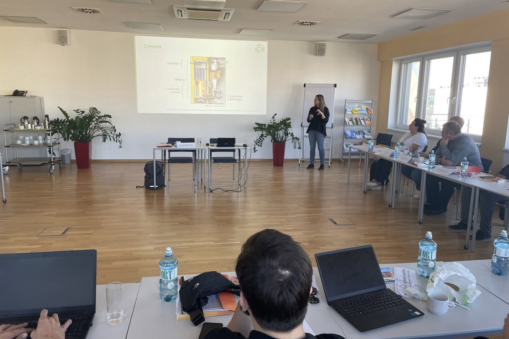 TeilnehmerInnen und Referentin im Seminarraum